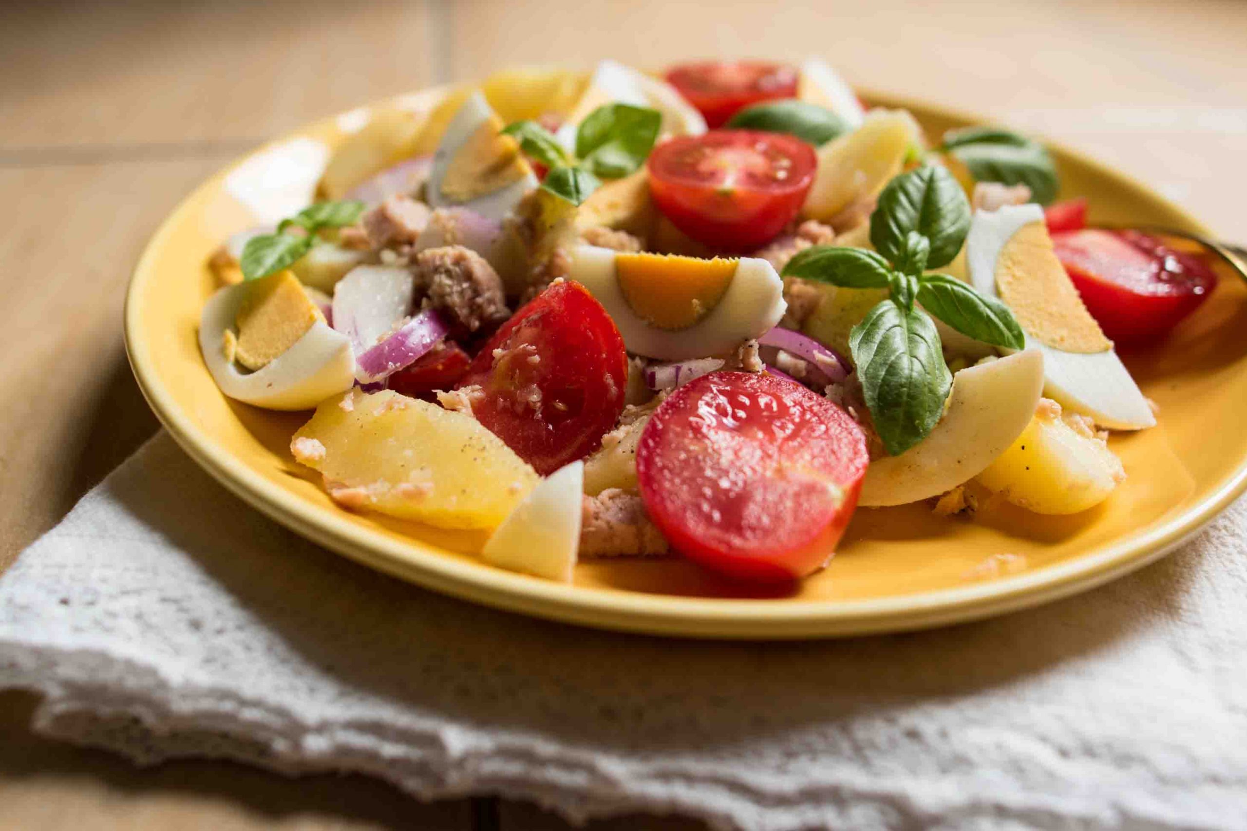 Ľahký letný šalátik s príchuťou Talianska – zemiaky, tuniak, vajíčka = mňam mňam