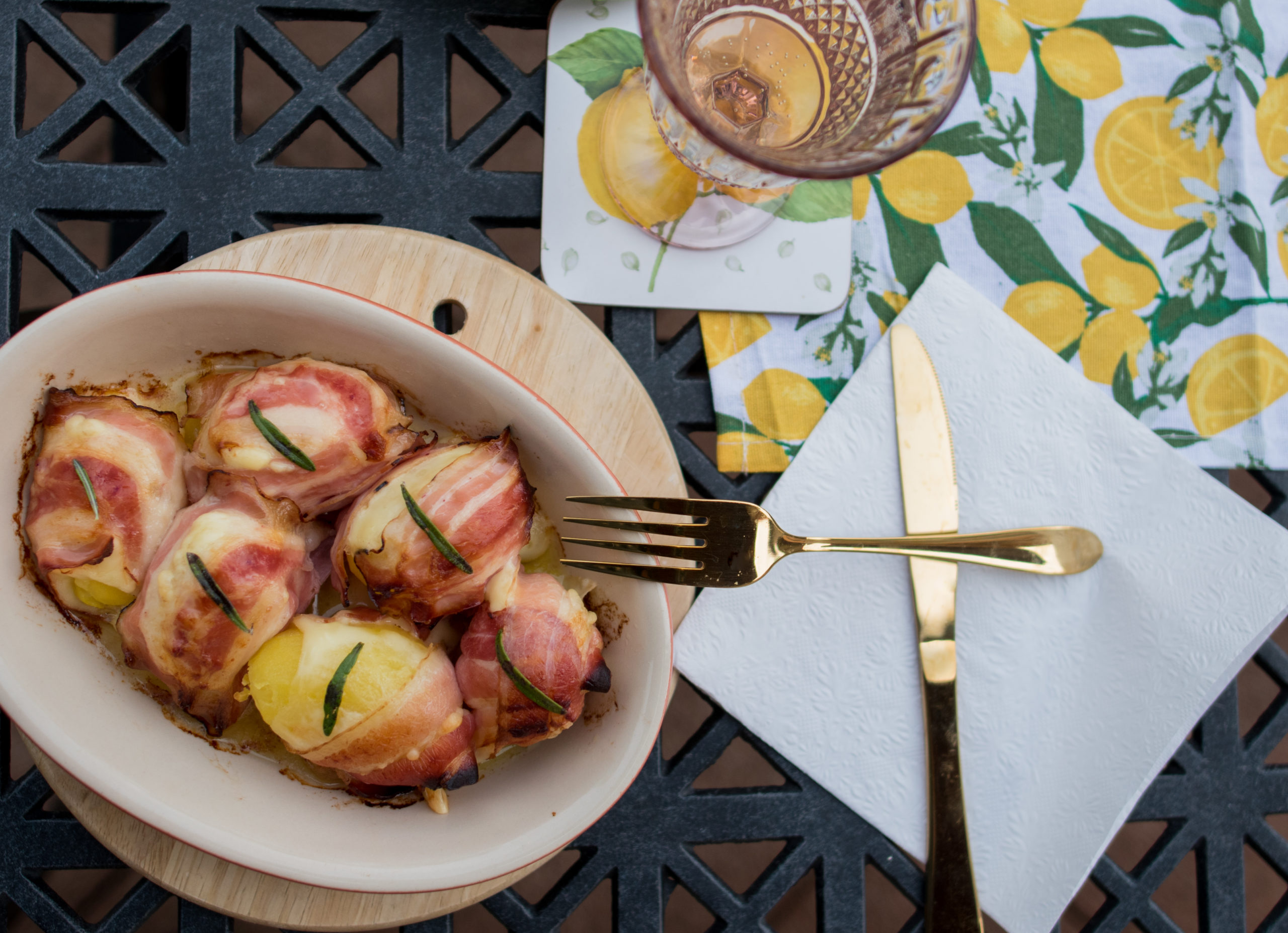 Kúsky zemiakov so syrom a slaninou – skvelá príloha alebo menšie hlavné jedlo?